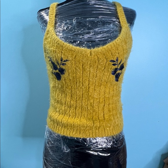 FOREVER21 KNITTED  YELLOW TOP - Picture 2 of 4